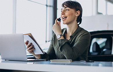 Free photo young woman with microphone at desk